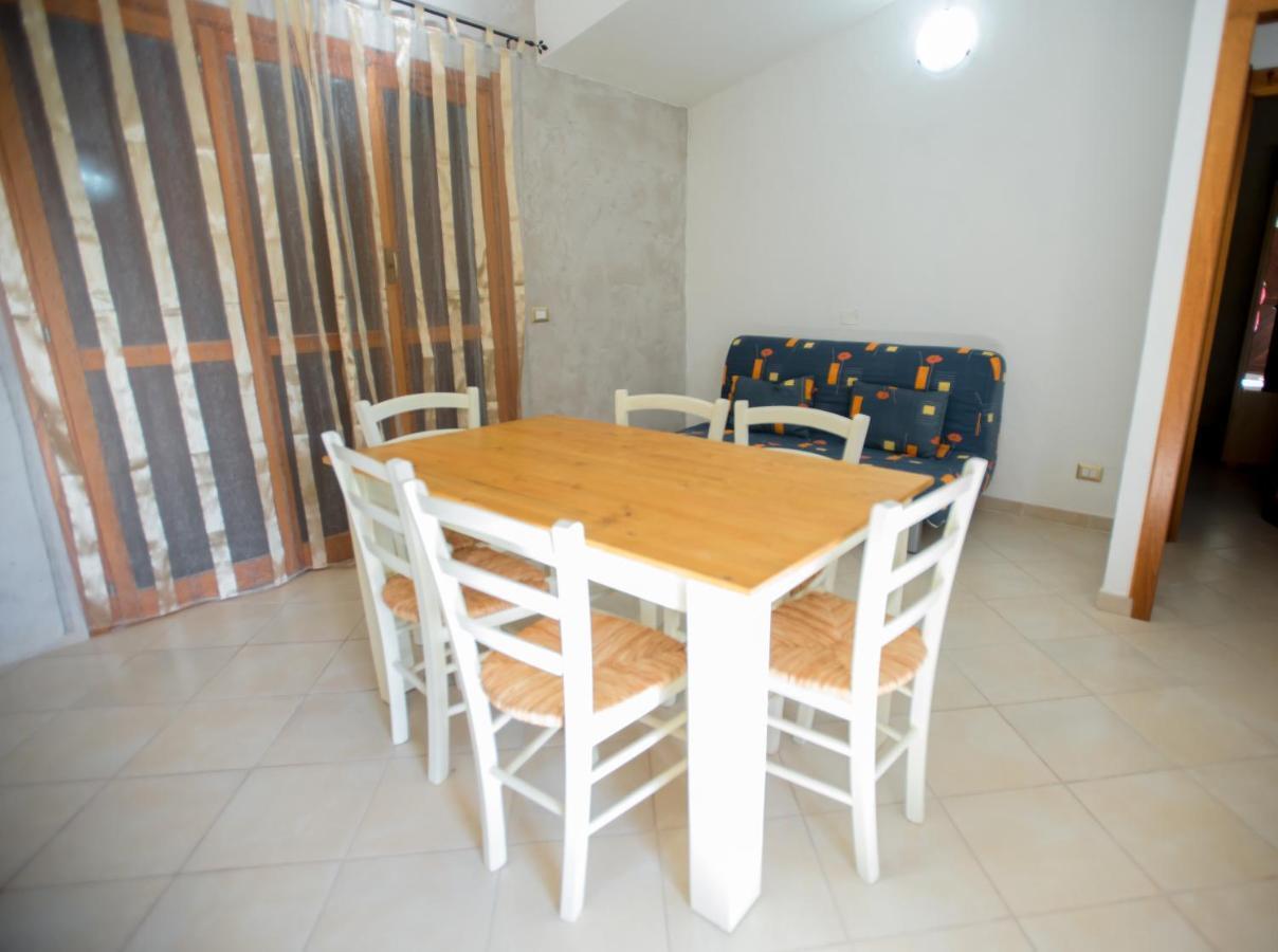 Aparthotel Baia Delle Mimose à Badesi Extérieur photo