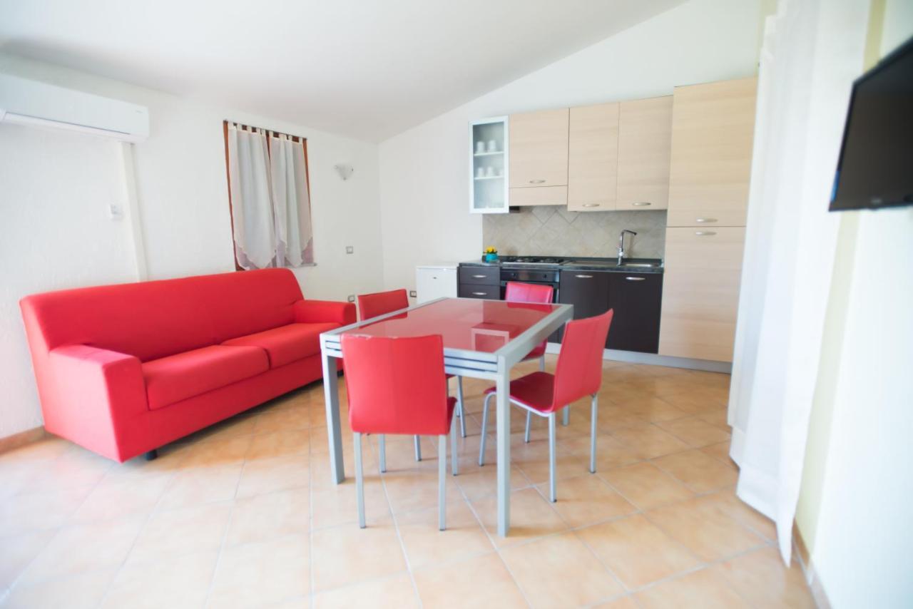 Aparthotel Baia Delle Mimose à Badesi Extérieur photo